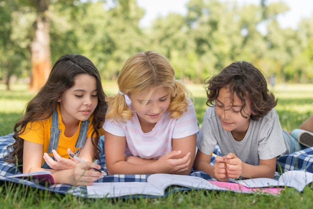 Niños en el parque leyendo