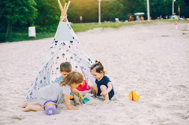 Niños en un parque de verano