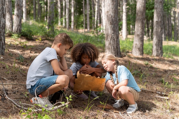 Niños participando en una búsqueda del tesoro.