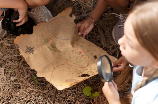 Niños participando en una búsqueda del tesoro.