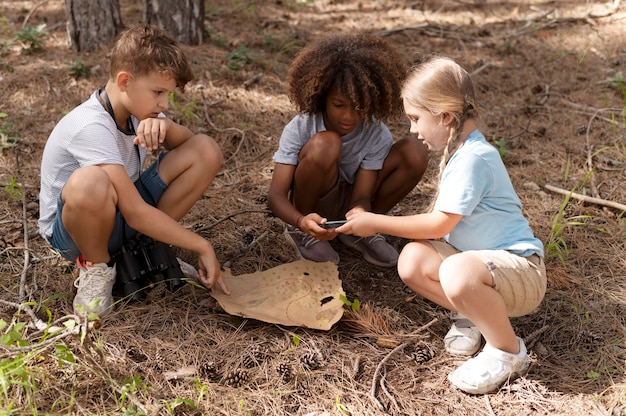 Niños participando en una búsqueda del tesoro.