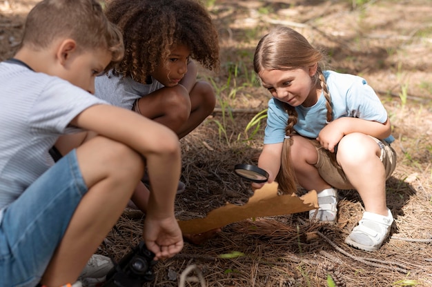 Niños participando en una búsqueda del tesoro.