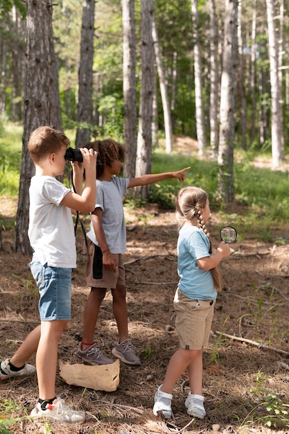 Niños participando en una búsqueda del tesoro.