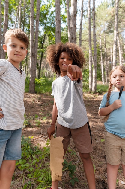 Niños participando en una búsqueda del tesoro.