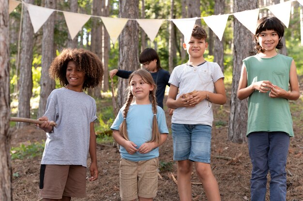 Niños participando juntos en una búsqueda del tesoro.