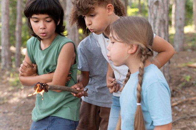 Niños participando juntos en una búsqueda del tesoro.