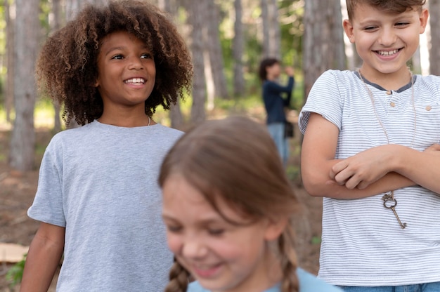 Niños participando juntos en una búsqueda del tesoro.