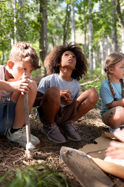 Niños participando juntos en una búsqueda del tesoro.