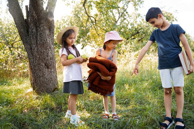 Niños pasando tiempo al aire libre en una zona rural disfrutando de la infancia