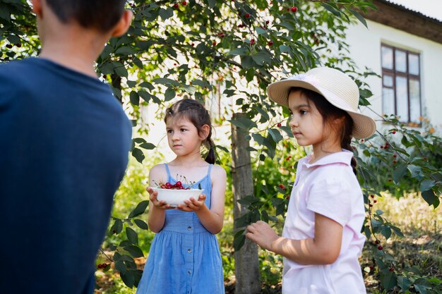 Niños pasando tiempo al aire libre en una zona rural disfrutando de la infancia