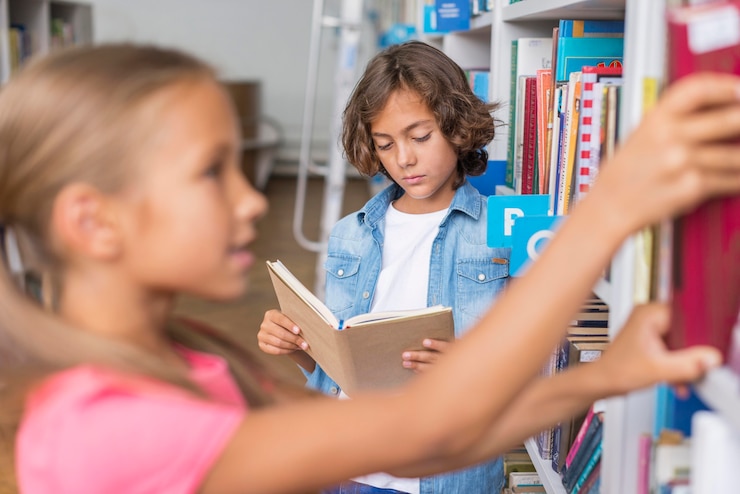 Foto gratuito niños pasando tiempo en la biblioteca.