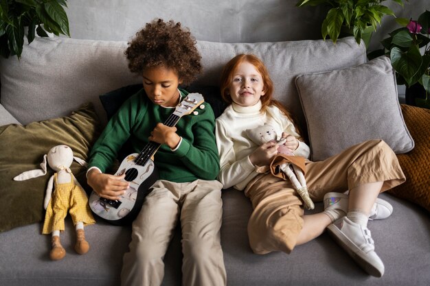Niños pasando tiempo juntos en la comodidad de su hogar.
