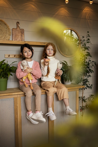 Foto gratuita niños pasando tiempo juntos en la comodidad de su hogar.