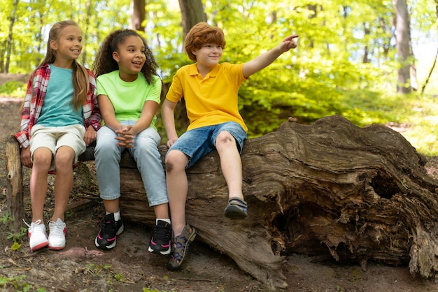 Niños pasando tiempo juntos en la naturaleza.