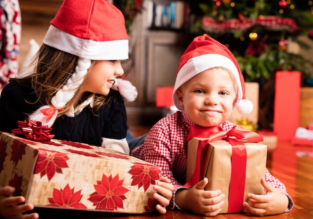 Niños pasándolo bien en navidad