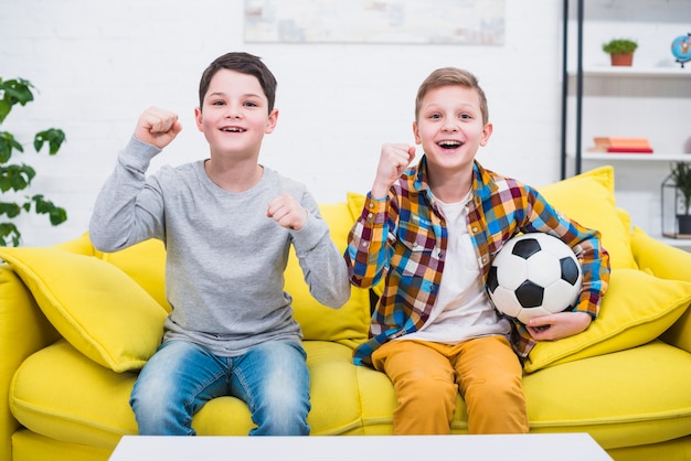 Niños con pelota de fútbol