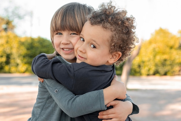 Niños pequeños, aire libre, abrazar