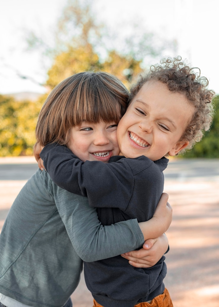 Foto gratuito niños pequeños, aire libre, abrazar