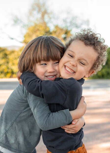 Niños pequeños, aire libre, abrazar