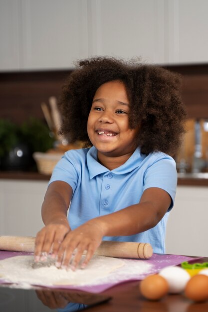 Niños pequeños cocinando juntos