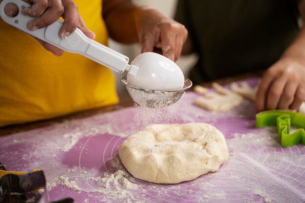 Niños pequeños cocinando juntos