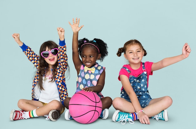 Niños pequeños deportes baloncesto activo