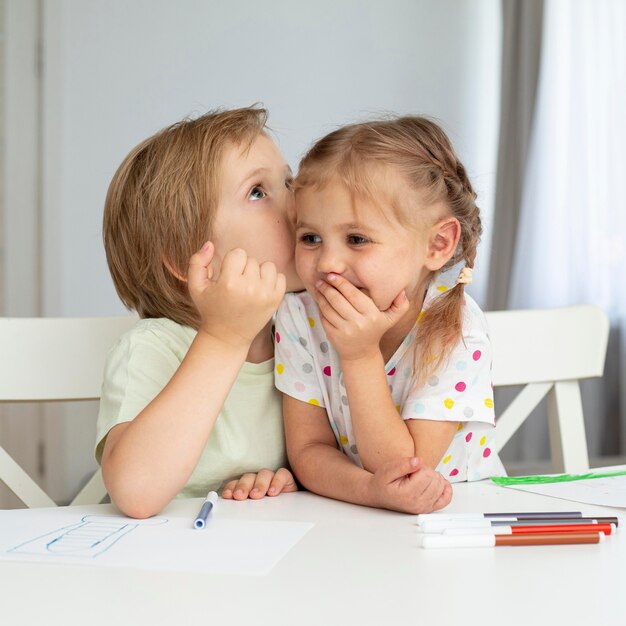 Niños pequeños dibujando en casa