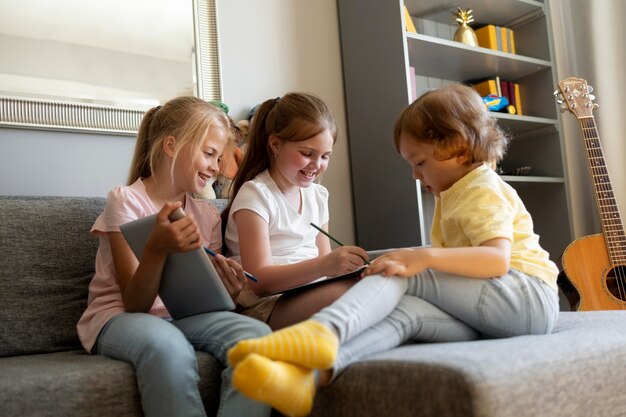 Niños pequeños dibujando juntos en casa