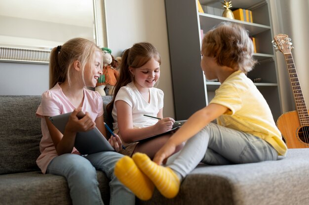 Niños pequeños dibujando juntos en casa