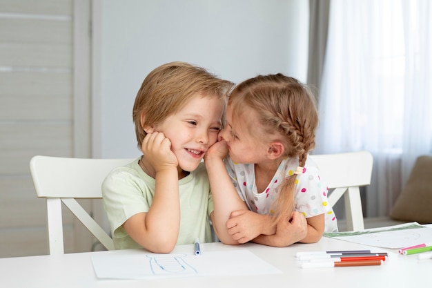 Niños pequeños dibujando juntos