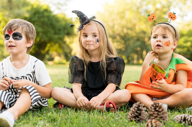 Niños pequeños con disfraces para halloween.