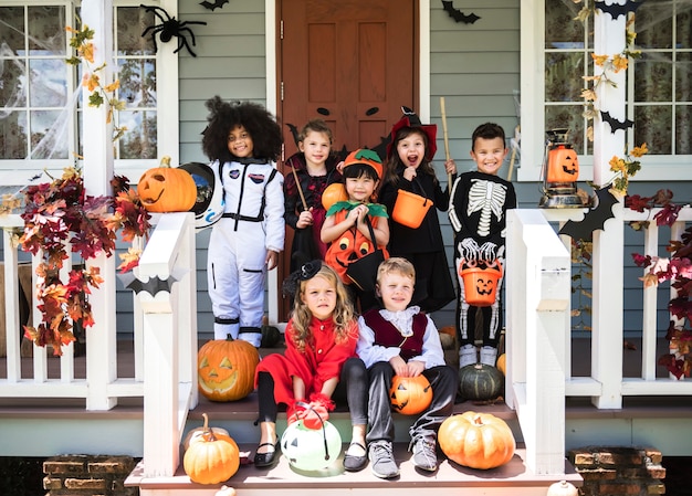 Niños pequeños en disfraces de halloween.