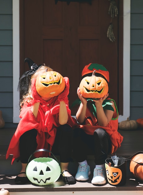 Niños pequeños en disfraces de halloween.