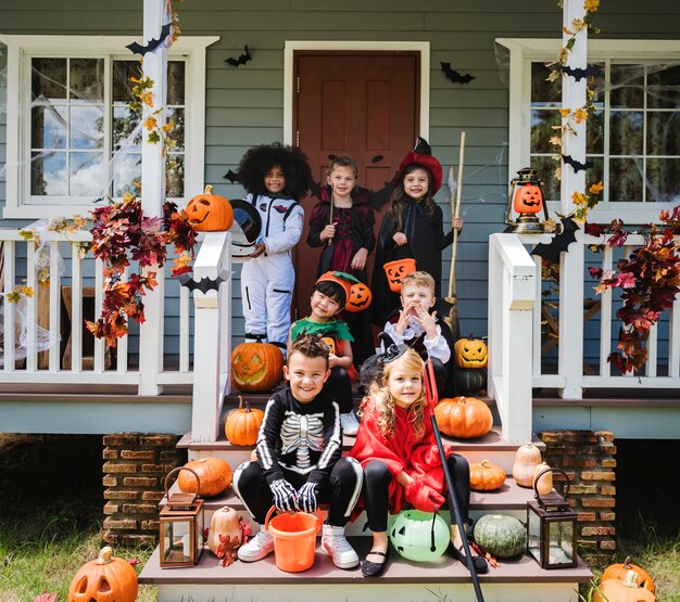 Niños pequeños en disfraces de halloween.