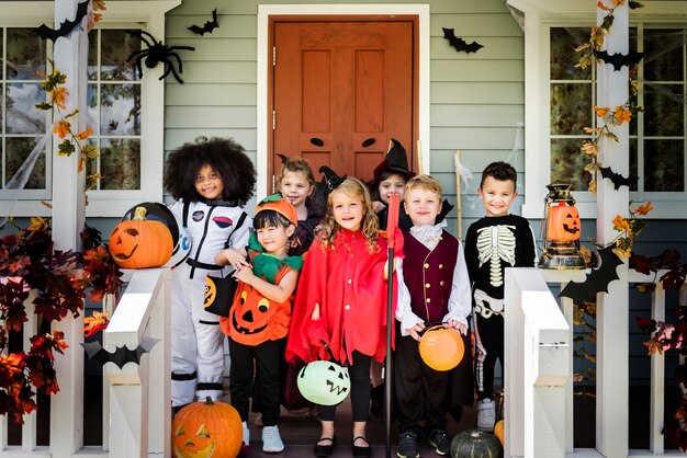 Niños pequeños en disfraces de halloween.