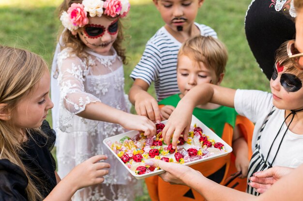 Niños pequeños con disfraces juntos.