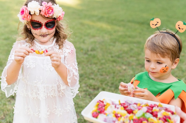 Foto gratuita niños pequeños con disfraces en el parque