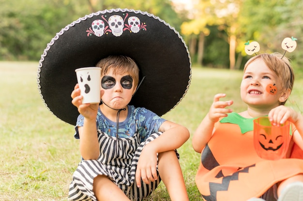 Niños pequeños con disfraz de halloween