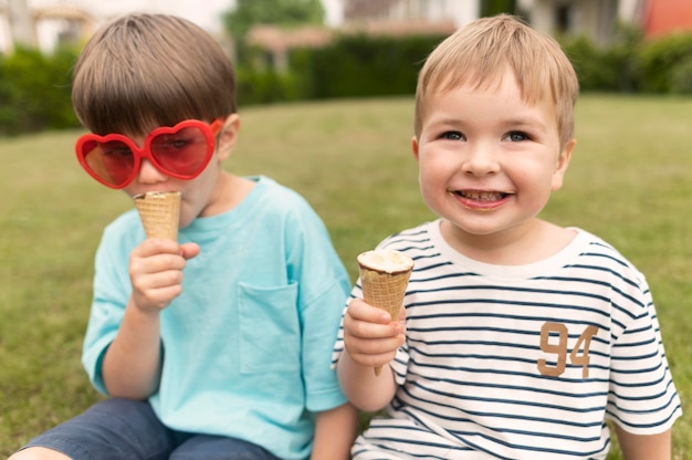 Foto gratuita niños pequeños disfrutando de un helado