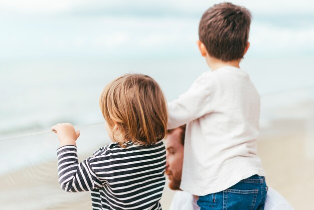 Niños pequeños disfrutando de la vista al mar