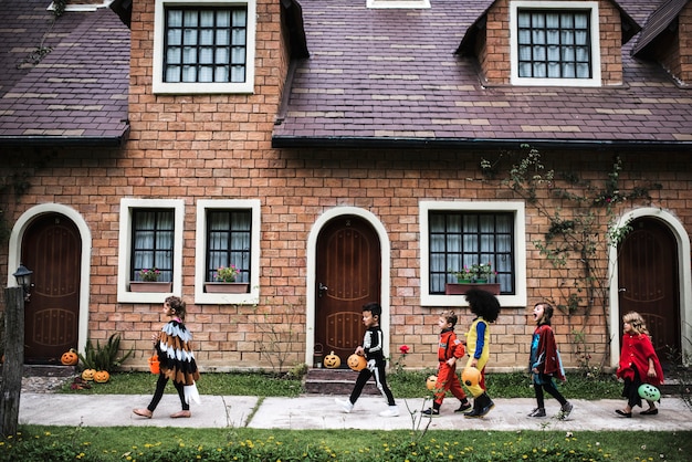 Foto gratuita los niños pequeños engañan o tratan durante halloween