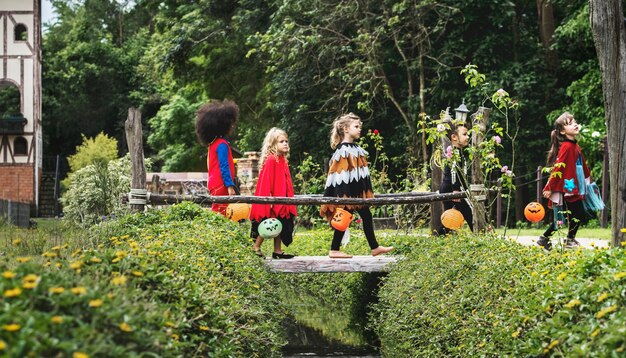 Los niños pequeños engañan o tratan durante Halloween