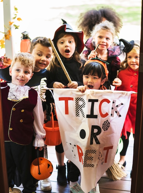 Los niños pequeños engañan o tratan en Halloween