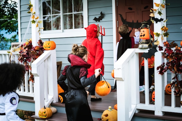 Los niños pequeños engañan o tratan en Halloween