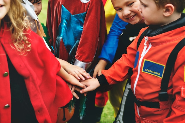 Foto gratuita los niños pequeños engañan o tratan en halloween