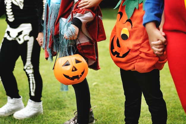 Los niños pequeños engañan o tratan en Halloween