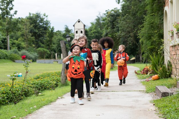 Los niños pequeños engañan o tratan durante Halloween