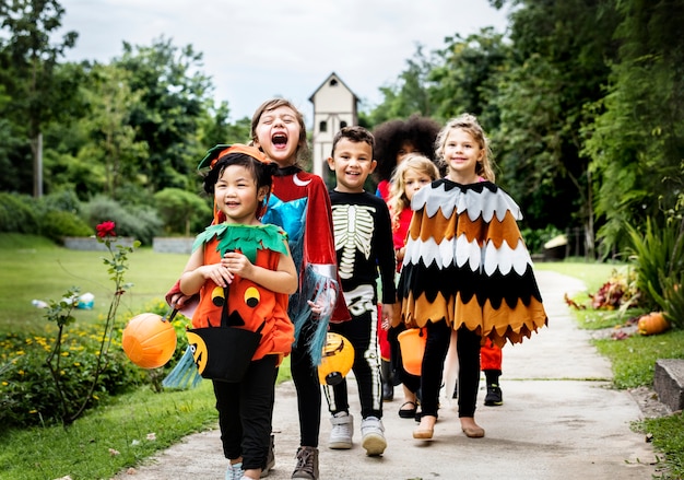 Foto gratuita los niños pequeños engañan o tratan durante halloween