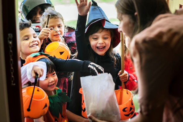 Los niños pequeños engañan o tratan en Halloween