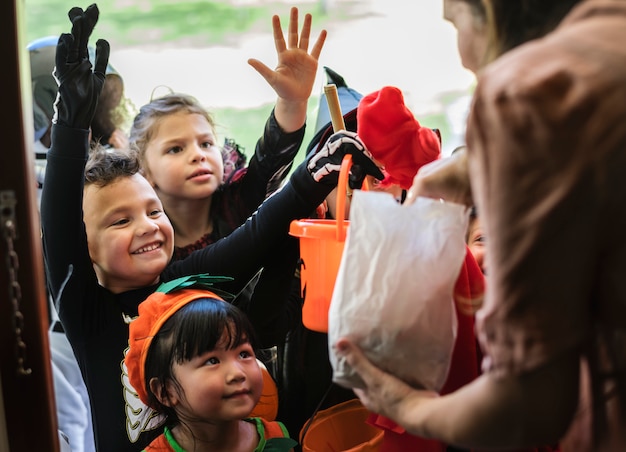 Los niños pequeños engañan o tratan en Halloween